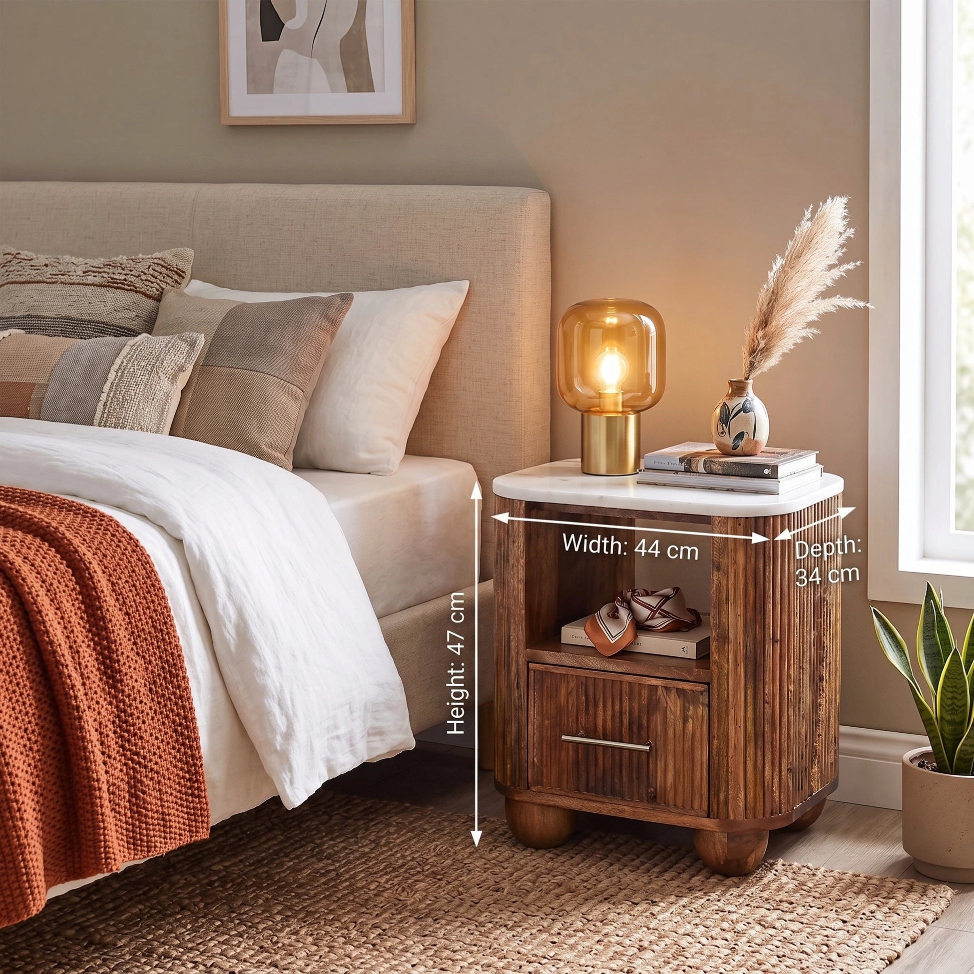 Fluted marble-top bedside table in solid mango wood, Golden Teak finish – lifestyle view with measurements. Height: 47 cm, width: 44 cm, depth: 34 cm.