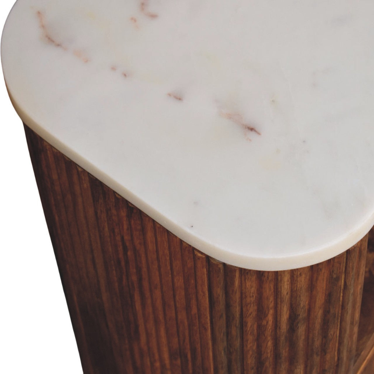 Fluted marble-top bedside table in solid mango wood, Golden Teak finish – marble top close-up, upper left