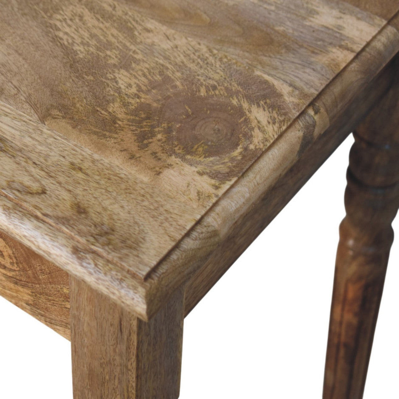 Turned-leg writing desk in solid mango wood, Oak finish – close-up of wood grain, front right